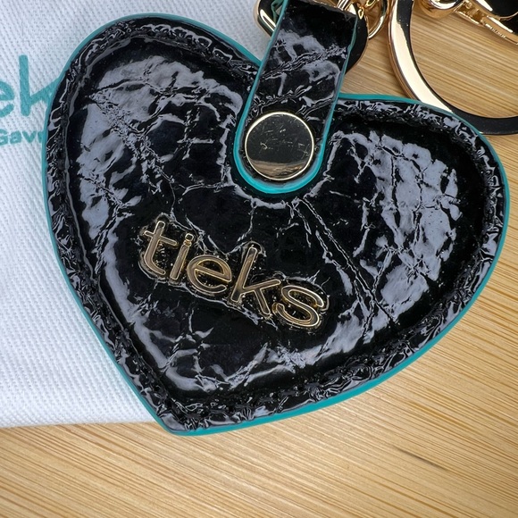 Tieks Obsidian Black Heart Keychain from advent calendar day 1 - Picture 4 of 5